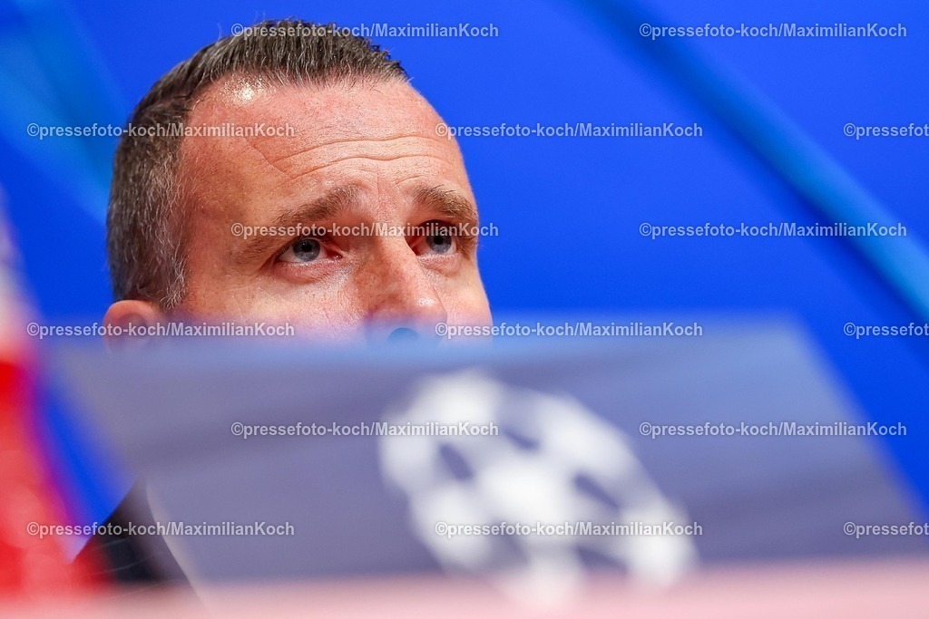UCL22102501136 | 22.10.2025, Fußball, UEFA Champions League, FC Bayern München - Club Brügge, Allianz Arena, Saison 2025 2026: Die Trainer bei der Pressekonferenz nach dem Spiel - Cheftrainer Nicky Hayen (Club Bruegge #hc) sichtlich unzufriedenRegulations prohibit any use of photographs as image sequences and or quasi-video.