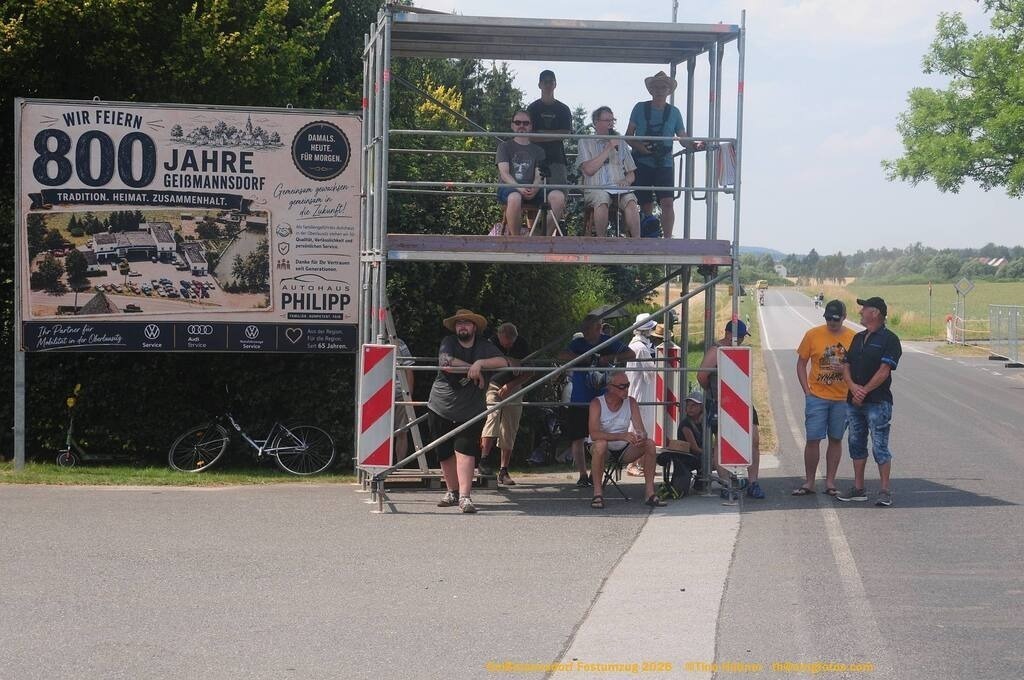 Geißmannsdorf-2026-Festumzug-037 | Festumzug in Geißmannsdorf bei Bischofswerda im Juni 2026. Fotografische Eindrücke und Momentaufnahmen vom Festumzug anläßlich des 800-jährigen Bestehens von Geißmannsdorf - mit Teilnehmern und Gästen, Strohpuppen und geschmückten Vorgärten und Grundstücken - Realisiert mit Pictrs.com
