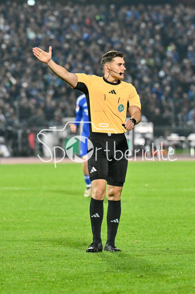 SSV Ulm 1846 Fussball - FC Schalke 04 | im Bild Schiedsrichter Felix PRIGAN in Aktion / Freisteller / Einzelfoto / 2. Bundesliga: SSV Ulm 1846 Fussball - FC Schalke 04, Donaustadion am 01.11.2024
