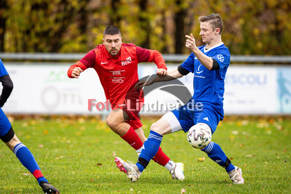 SG SV Eberfing/SV Söchering gegen MTV Berg II | Fußball Herren A-Klasse Gruppe 5 Zugspitze 2025/26 14. Spieltag, SG SV Eberfing/SV Söchering gegen MTV Berg II, 20251102,Zweikampf,2025-11-02 in Obersöchering (Sportplatz Obersöchering), Petar ZAHOV (MTV Berg II 22), Maximilian ZACH (SG SV Eberfing/SV Söchering 5)Copyright: WolfgangxLindner www.foto-lindner.de
