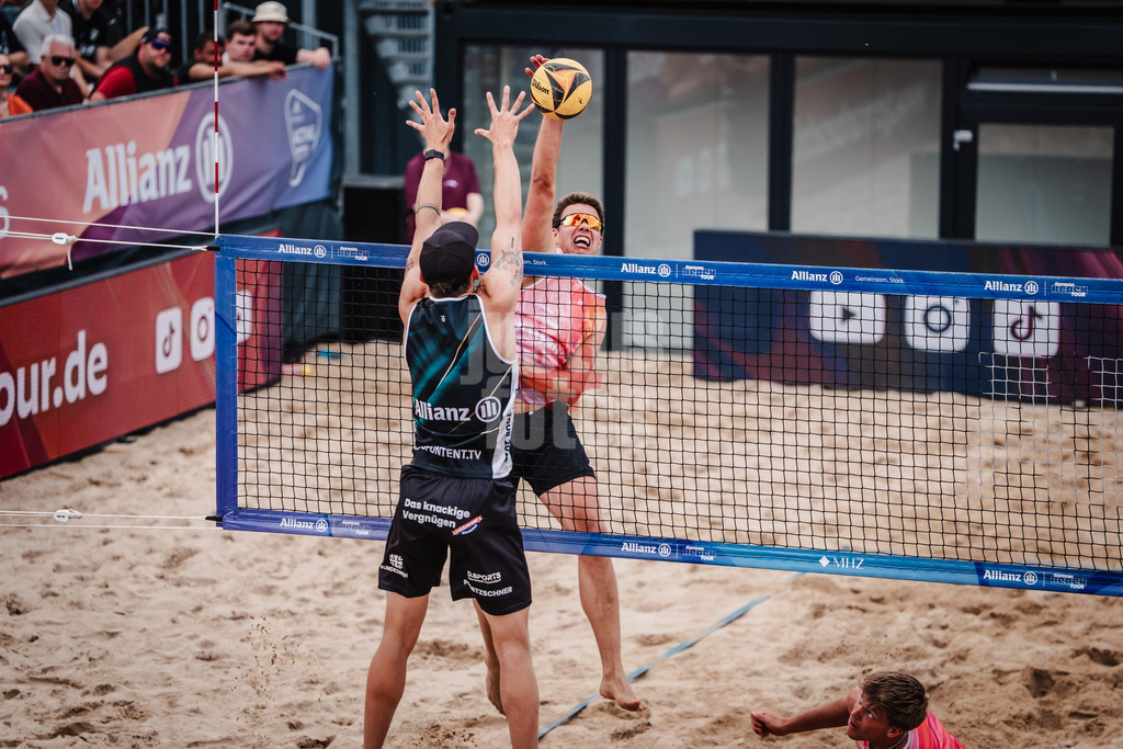 Beachvolleyball | Männer | Allianz German Beach Tour 2025 | Tourstop Hamburg | 01.06.2025 | Jonas Kaminski beim Angriff