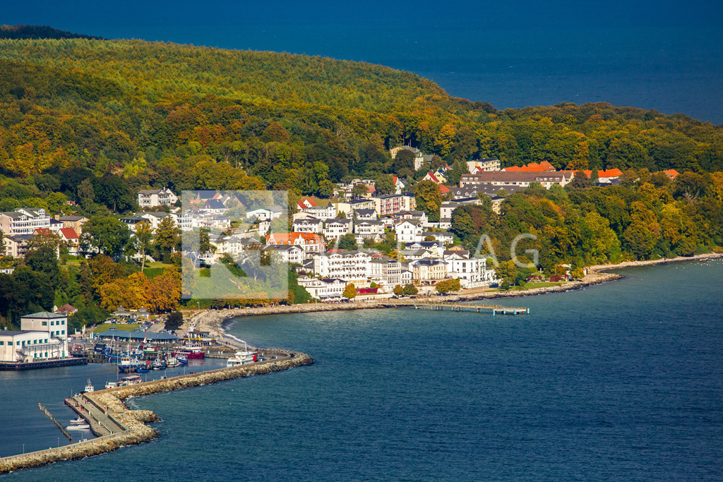 Wandbild-Hafen-Sassnitz-Luftbild-Ostsee-FOCO5495 | Der Hafen Sassnitz liegt in einer Bucht im Ortsteil Mukra auf der Insel Rügen ich leuchtenden Herbstfarben - Realisiert mit Pictrs.com