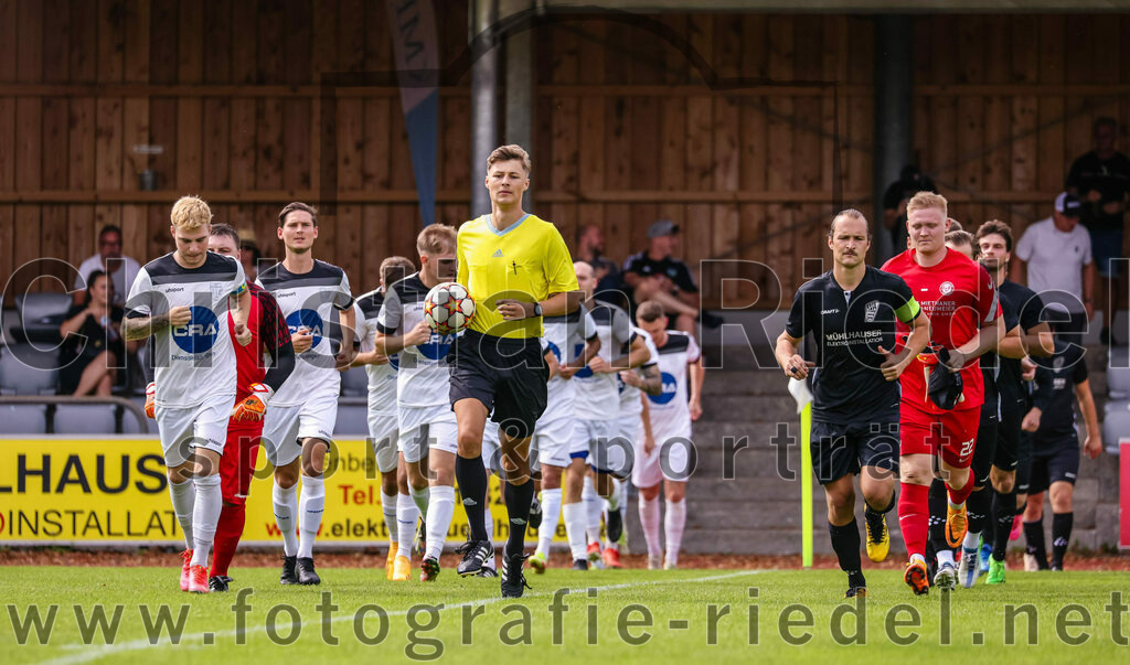 2023-09-03_001_SV_Anzing_gegen_TSV_Ottobrunn | Anzing, Deutschland, 03.09.2023:
Fußball, Kreisliga 2023 / 2024, Testspiel, 3. Spieltag, Endergebnis: 3:0

Michael Kapeller (TSV Ottobrunn, #18), Schiedsrichter Maximilian Biertümpfel, Peter Rauch (SV Anzing, #6)

Foto: Christian Riedel / fotografie-riedel.net
