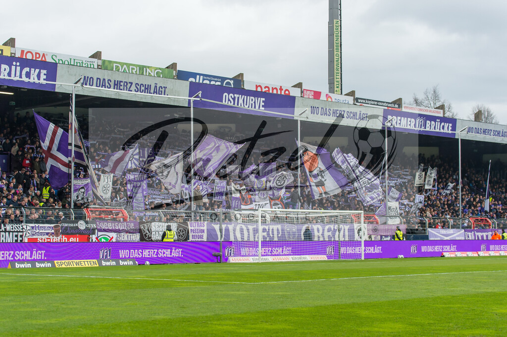 OSNTSV20211106_148 | Fussball, Herren: . Fans von VfL Osnabrueck bei dem Spiel der 3. Liga zwischen VfL Osnabrueck und TSV 1860 Muenchen im Stadion an der Bremer Bruecke am 06.11.2021 in Osnanbrueck, Deutschland.DFB / DFL REGULATIONS PROHIBIT ANY USE OF PHOTOGRAPHS AS IMAGE SEQUENCES AND/OR QUASI-VIDEO. - Realisiert mit Pictrs.com