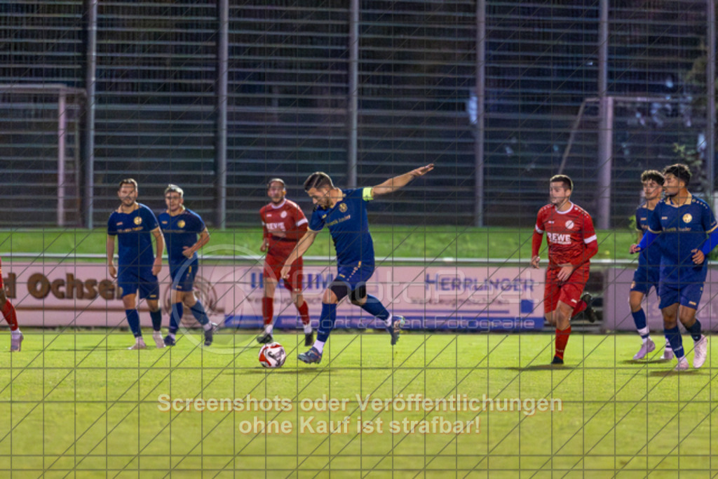 20251002_195016_0059 | #,1.FC Donzdorf (rot) vs. FV Faurndau (blau), Fußball, Bezirkspokal - Bezirk Neckar/Fils, 04. Runde, Saison 2025/2026, Rasenplatz Lautertal Stadion, Süßener Straße 16, 73072 Donzdorf, 02.10.2025 - 19:30 Uhr,Foto: PhotoPeet-Sportfotografie/Peter Harich