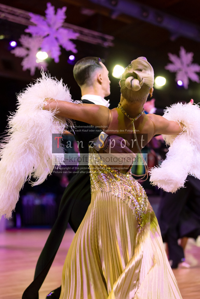 20241215_WDSF_Int_Open_Std-Riga-9167 | Tanzsportbilder, Standardtanz, Lateintanz, WDSF, DTV, LTVB, dancecomp, goc, hessen tanzt, blaues band der spree, walzer, tango, wiener walzer, slowfox, quickstepp, samba, rumba, cha-cha-cha, paso doble. jive, hd-kroft photography, turniertanzsport