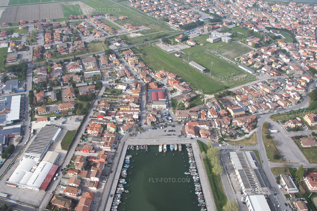 Aerial view: Marina with moorings and boat slips on the Adriatic coast in Emilia-Romagna in Goro in the state Ferrara, Italy. – Photo: IMG_087269.jpg taken on 04/05/2016 by Werner Riehm/FLY-FOTO.com – Resolution of the original: 5008 x 3339 px