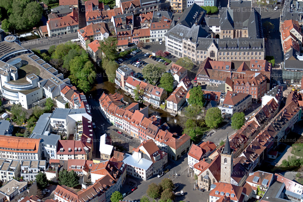 4026438 | ERFURT 07.05.2020 Historische Alte Brücke " Krämerbrücke Erfurt " über die Gera im Ortsteil Altstadt in Erfurt im Bundesland Thüringen, Deutschland. // Historic Old Bridge " Kraemerbruecke Erfurt " across Gera in the district Altstadt in Erfurt in the state Thuringia, Germany. Foto: Gerhard Launer