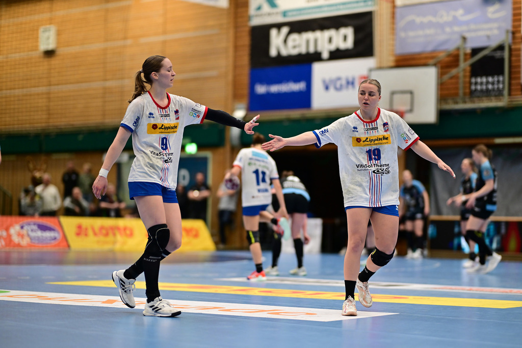 Handball I Frauen I Saison 2024-2025 I 1. HBF I 19. Spieltag I Buxtehuder SV - HSG Blomberg-Lippe I 25823 | Nieke Kühne und Maxi Mühlner (19, HSG Blomberg-Lippe) - Realisiert mit Pictrs.com