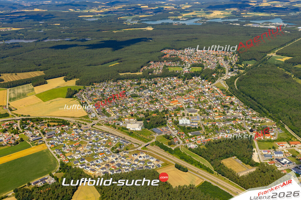 Das Luftbild der Stadt Wackersdorf wurde 2022 vom Flugzeug heraus erstellt (keine Drohnen-Aufnahmen) Aufnahmehöhe ca.450 Meter- hohe Bildauflösung und Druck-Qualität. Garantiert!