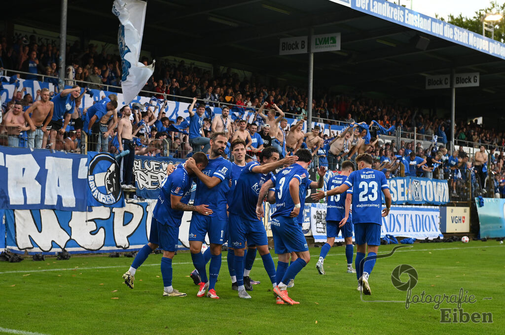 SV Meppen-VfB Lübeck | Herren Regionalliga Nord; SV Meppen (blau)-VfB Lübeck (weiß) am 01.08.2025 in Meppen (Hänsch-Arena), Photo: Philip Eiben 2025 - Realisiert mit Pictrs.com