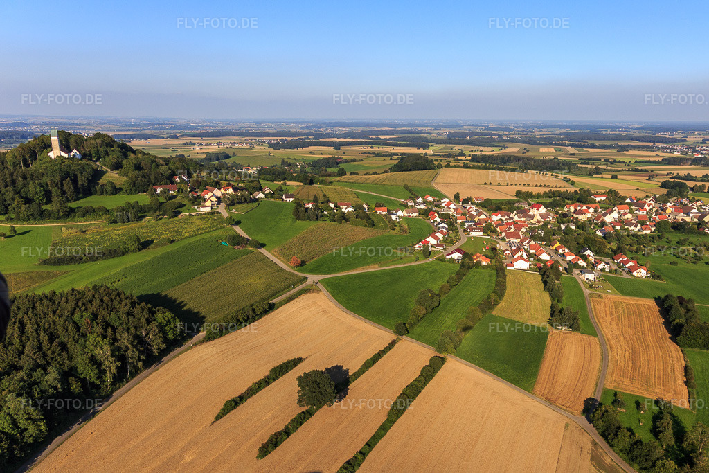 Luftbild: St. Johannes Baptist auf dem Bussen von Westen im Ortsteil Offingen in Uttenweiler im Bundesland Baden-Württemberg in Deutschland. Foto: IMG_128791.jpg vom 03.09.2021 durch Werner Riehm/FLY-FOTO.deOffingen-Bussenkirche - Seelsorgeeinheit Bussen
