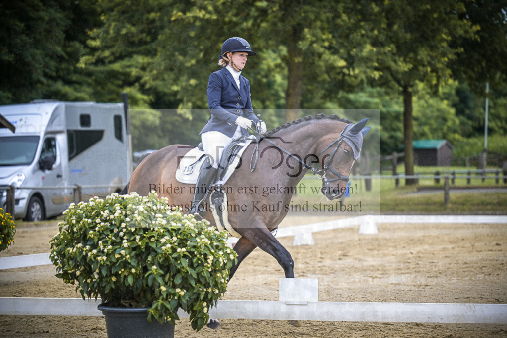DOS_3183 | Entdecke hochwertige Reitturnierfotos von Foto Oger. Professionell, emotional und authentisch – jetzt Lieblingsmomente im Shop bestellen.Deutschlandweite Turnierfotografie. - Realisiert mit Pictrs.com