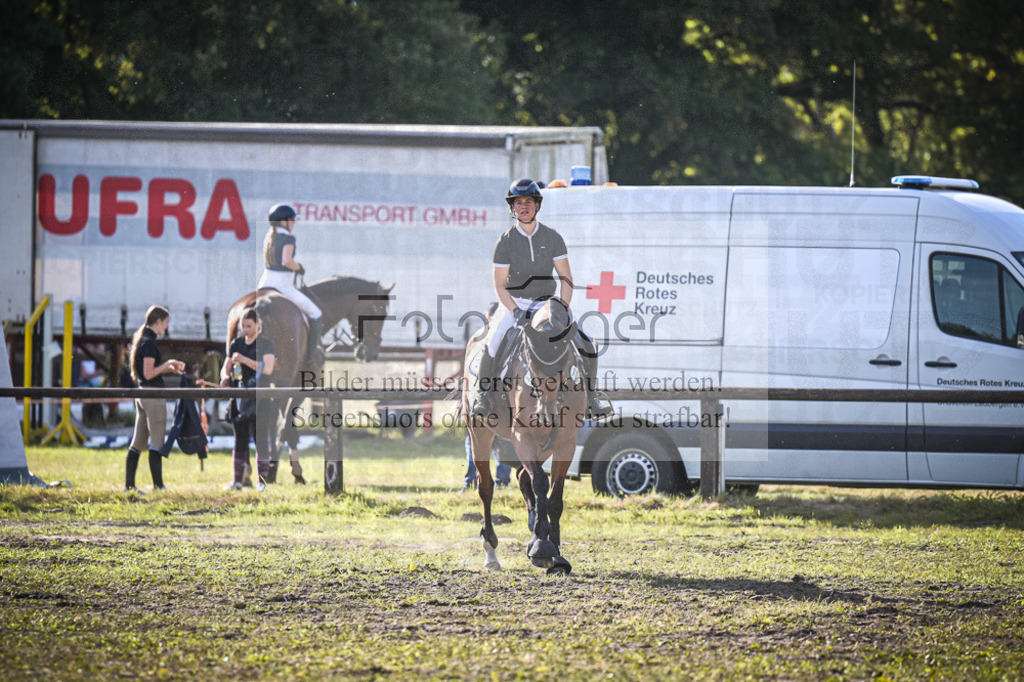 DOS_0334 | Entdecke hochwertige Reitturnierfotos von Foto Oger. Professionell, emotional und authentisch – jetzt Lieblingsmomente im Shop bestellen.Deutschlandweite Turnierfotografie. - Realisiert mit Pictrs.com