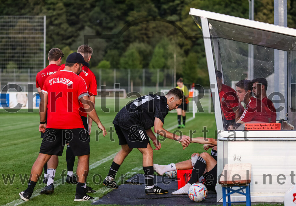 2023-08-25_061_FC_Finsing_gegen_FC_Lengdorf | Finsing, Deutschland, 25.08.2023:
Fußball, Kreisliga 2023 / 2024, 6. Spieltag, FC Finsing gegen FC Lengdorf, Endergebnis: 5:0

Trainer Thomas Bonnet (FC Finsing), Patrick Forchhammer (FC Finsing, #13), Kilian Schmitt (FC Finsing, #8)

Foto: Christian Riedel / fotografie-riedel.net