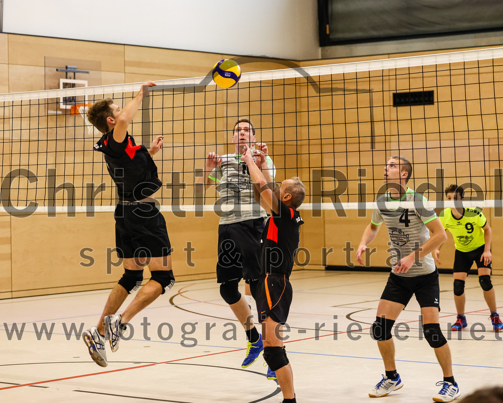 2021-11-27_066_TuS_Oberding_II_gegen_MTV_1881_Ingolstadt_III | Oberding, Deutschland, 27.11.2021:
Volleyball, Kreisliga 2021 / 2022, 5. Spieltag, TuS Oberding II gegen MTV 1881 Ingolstadt III, Endergebnis: 3:2

Christoph Stegemann (TuS Oberding, #7), Andreas Ruß (TuS Oberding, #1)

Foto: Christian Riedel / fotografie-riedel.net