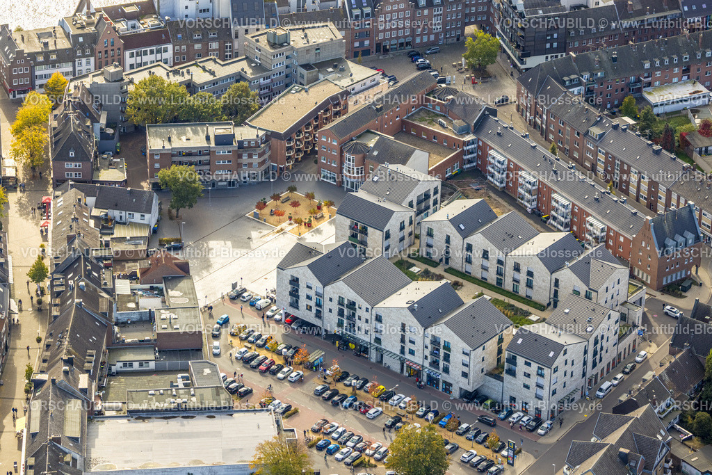 Emmerich251005113 | Luftbild, Neubau vivAtrium Emmerich, Wohnhäuser und Geschäftshäuser am Neumarkt, Emmerich, Emmerich am Rhein, Nordrhein-Westfalen, Deutschland