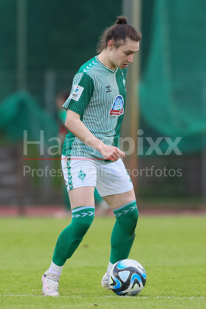 Fussball, Google Pixel Frauen-Bundesliga, SV Werder Bremen - MSV Duisburg | v.li.: Sophie Weidauer (SV Werder Bremen, 9) am Ball, Freisteller, Einzelbild, Ganzkörper, Aktion, Action, Spielszene, DIE DFB-RICHTLINIEN UNTERSAGEN JEGLICHE NUTZUNG VON FOTOS ALS SEQUENZBILDER UND/ODER VIDEOÄHNLICHE FOTOSTRECKEN. DFB REGULATIONS PROHIBIT ANY USE OF PHOTOGRAPHS AS IMAGE SEQUENCES AND/OR QUASI-VIDEO.