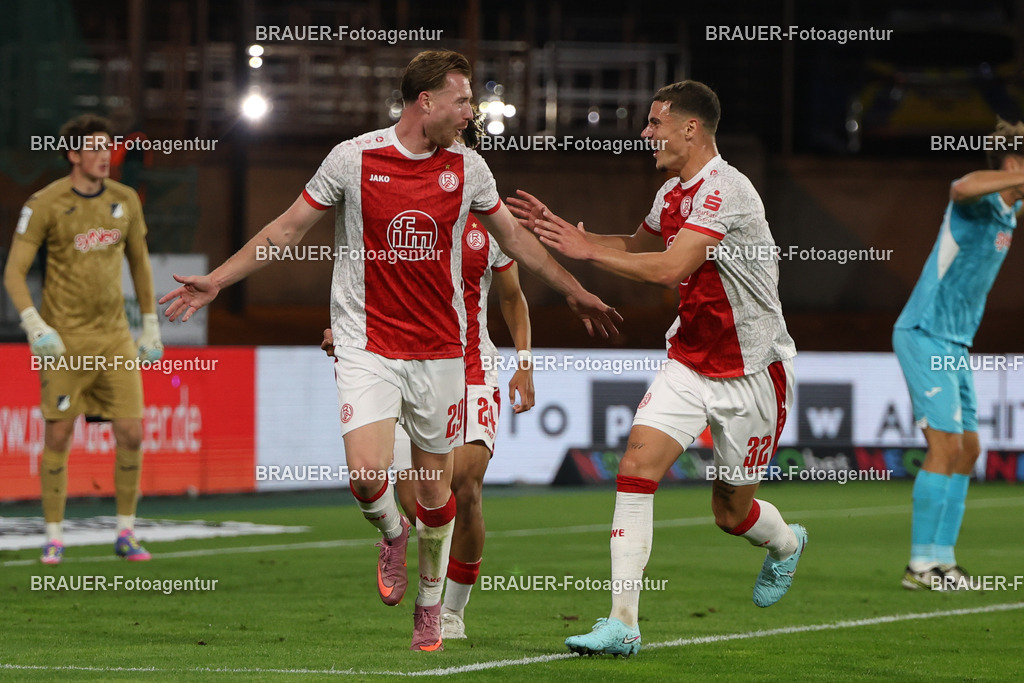 Rot-Weiss Essen - Hansa Rostock | Essen, Deutschland, 01.10.2025 Jannik Mause  (Rot-Weiss Essen) und Luca Bazzoli  (Rot-Weiss Essen) Jubeln nach dem Tor zum 2:0während des 3.Liga Spiels zwischen  Rot-Weiss Essen und TSG Hoffenheim u23 am 20.09.2025 im Stadion an der Hafenstraße in Essen. (Foto von Timo Bluhmki-Schmidt/Brauer Fotoagentur