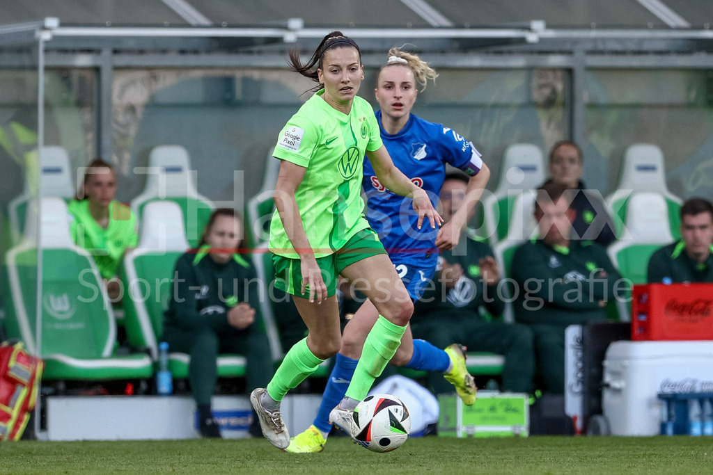 Fussball, Google Pixel Frauen-Bundesliga, VfL Wolfsburg - TSG 1899 Hoffenheim | v.li.: Joelle Wedemeyer (VfL Wolfsburg, 24) und Vanessa Diehm (TSG 1899 Hoffenheim, 32) im Zweikampf, Duell, Dynamik, Aktion, Action, Spielszene, DIE DFB-RICHTLINIEN UNTERSAGEN JEGLICHE NUTZUNG VON FOTOS ALS SEQUENZBILDER UND/ODER VIDEOÄHNLICHE FOTOSTRECKEN. DFB REGULATIONS PROHIBIT ANY USE OF PHOTOGRAPHS AS IMAGE SEQUENCES AND/OR QUASI-VIDEO.