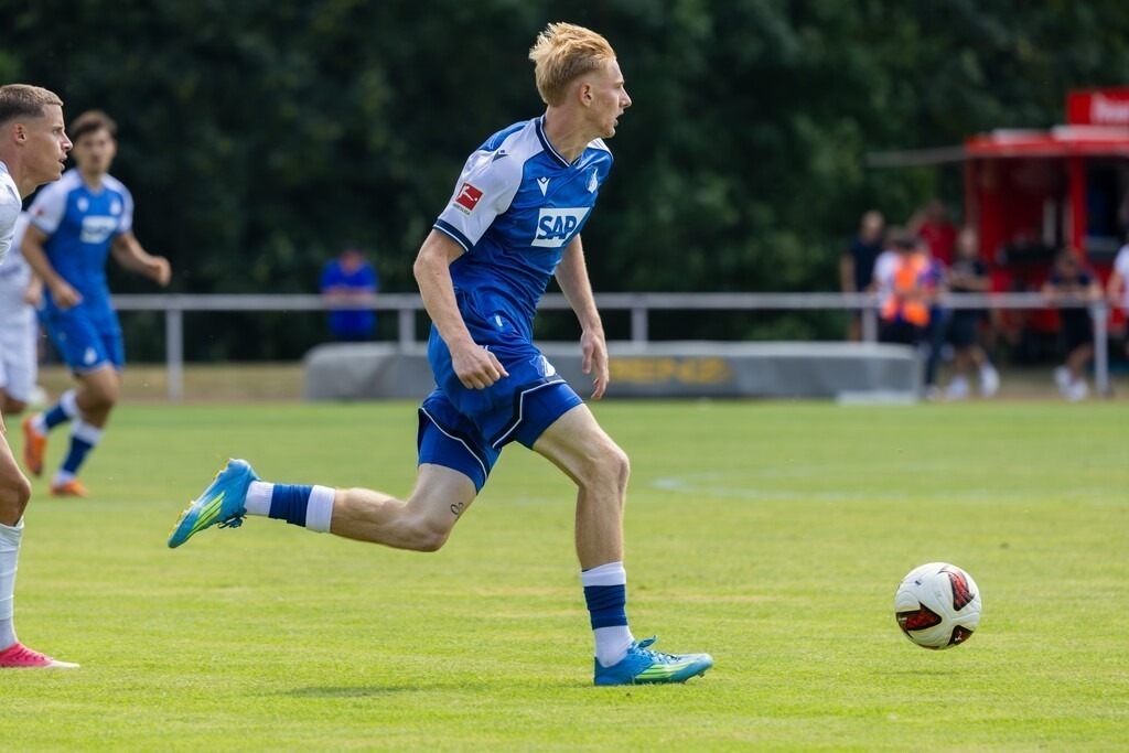 SGV Heilbronn-Freiberg gegen TSG Hoffenheim (Testspiel in Bad Friedrichshall) | SGV Heilbronn-Freiberg gegen TSG Hoffenheim (Testspiel in Bad Friedrichshall)***Am Ball: Oskar Hencke (41, Hoffenheim) - Realisiert mit Pictrs.com