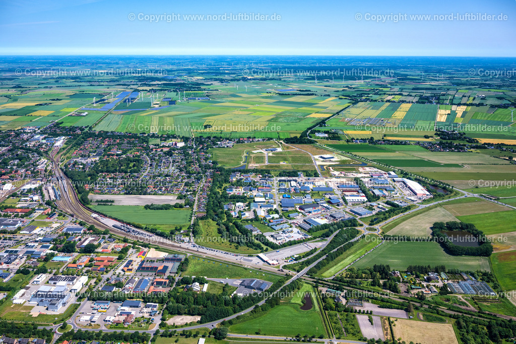Niebüll_Bahnhof_Autoverladung_Syltzug_ELS_3739210625 | NIEBüLL 13.08.2025 Gleisverlauf und Bahn -Betriebsgebäude in Niebüll im Bundesland Schleswig-Holstein, Deutschland. Autoverladung für den " Sylt- Shuttle " der DB Fernverkehr AG und RDC AUTOZUG Sylt GmbH als Betreiber der Verbindung " Blauer Autozug Sylt ". // Track layout and railway operations building in Niebuell in the state Schleswig-Holstein, Germany. Foto: Martin Elsen