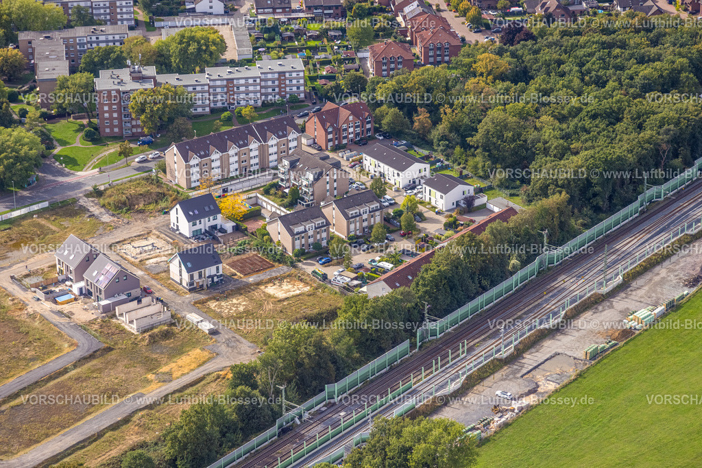 Voerde250904391 | Luftbild, Voerder Feld Baugebiet Wohnquartier LIVE GREEN VOERDE Friedrichsfelder Straße an der Bahnlinie, Ausbau der Betuweroute und Betuwe-Linie Eisenbahnstrecke, Baustelle mit Schallschutzwand Ausbau, Voerde, Ruhrgebiet, Nordrhein-Westfalen, Deutschland