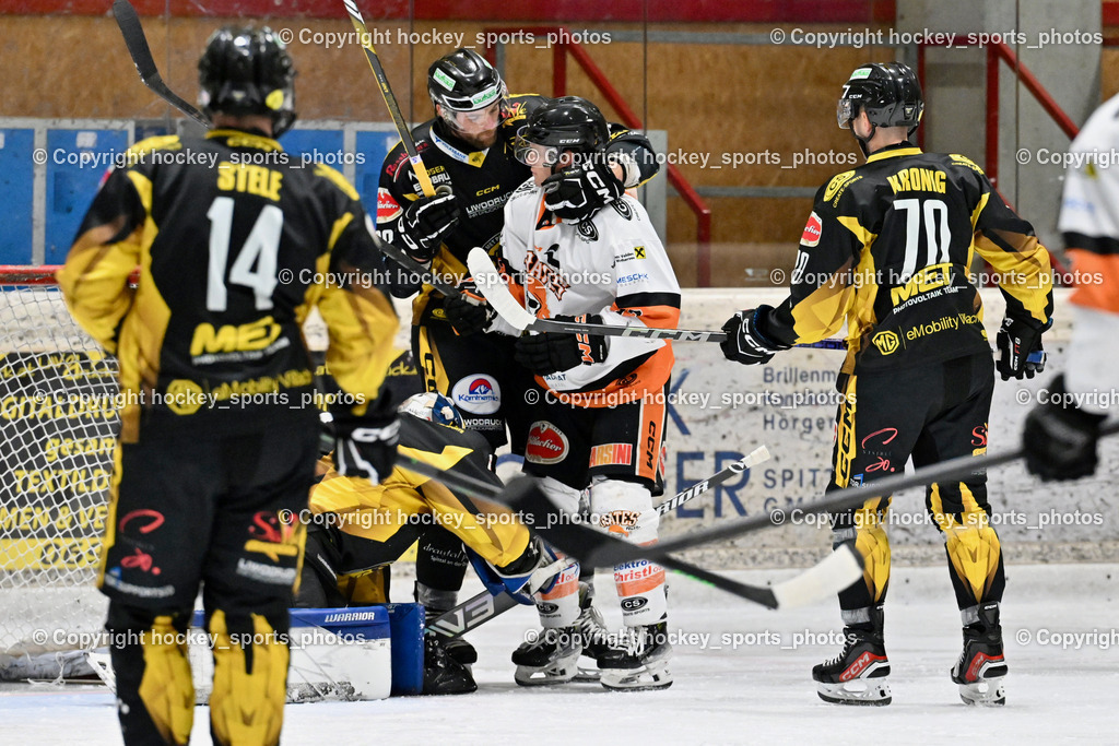 ECS MET PHOTOVOLTAIK HORNETS SPITTAL vs. USC USC PIRATES VELDEN | #38 Zorec Marco EC Hornets Spittal, #17 Wohlfahrt Benedikt Elias USC PIRATES VELDEN, #70 Kronig Daniel EC Hornets Spittal, ECS MET PHOTOVOLTAIK HORNETS SPITTAL vs. USC USC PIRATES VELDEN, ECS MET PHOTOVOLTAIK HORNETS SPITTAL vs. USC USC PIRATES VELDEN am 01.11.2025 in Spittal an der Drau (Eissportzentrum Spittal), Austria, (Photo by Bernd Stefan)