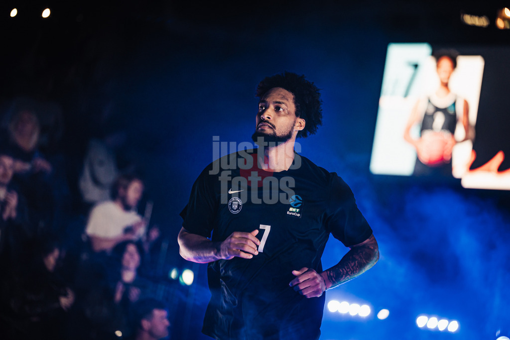 Basketball | Männer | Saison 2025/2026 | BKT EuroCup | Veolia Towers Hamburg vs. Bahcesehir College Istanbul | 14.10.2025 | Jean-Pierre Tokoto (#7, Veolia Towers Hamburg) beim Einlauf