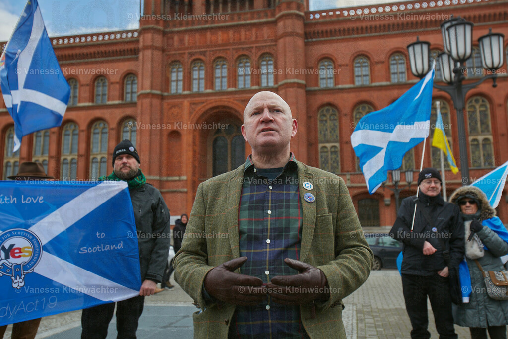 #IndyBerlin23 - Demonstration für schottische Unabhängigkeit | Neale Hanvey (Alba Party)

Rund 60 Personen ziehen am 11.03.2023 mit einer Demonstration vom Brandenburger Tor an der Britischen Botschaft vorbei zum Roten Rathaus, um die Unabhängigkeit Schottlands zu fordern.

On March 11, 2023, approx. 60 people rally in support of the Scottish independence, marching from Brandenburg Gate via the British Embassy to the Red Town Hall. - Realisiert mit Pictrs.com