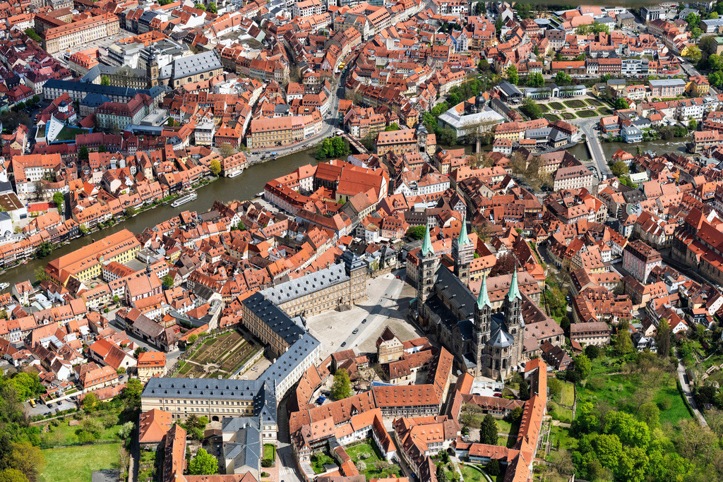 dr__0095618.jpg | BAMBERG 28.04.2022 Kirchengebäude des Domes Bamberger Dom am Domplatz in der Altstadt in Bamberg im Bundesland Bayern, Deutschland. // Church building of the cathedral Bamberger Dom on Domplatz in the old town in Bamberg in the state Bavaria, Germany. Foto: Daniel Reiter