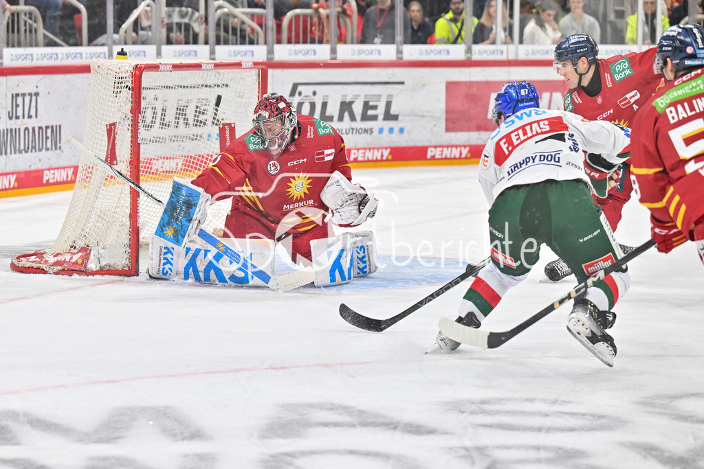 Düsseldorfer EG - Augsburger Panther | Henrik HAUKELAND (DEG 40) haelt einen Schuss von Florian ELIAS (Augsburger Panther #67) / Torchance / DEL: Duesseldorfer EG - Augsburger Panther, PSD Bank Dome am 22.12.2024