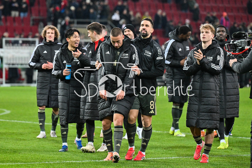 FC Augsburg - 1. FC Union Berlin | AUGSBURG, GERMANY - 15. JANUARY: die Spieler der Gäste bedanken sich bei den mitgereisten Berlinern nach dem Bundesligamatch zwischen dem FC Augsburg und dem 1. FC Union Berlin am 17. Spieltag in der WWK-Arena / DFL REGULATIONS PROHIBIT ANY USE OF PHOTOGRAPHS AS IMAGE SEQUENCES AND/OR QUASI-VIDEO / Marin LJUBICIC (Union Berlin 27), Rani KHEDIRA (Union Berlin 8)
