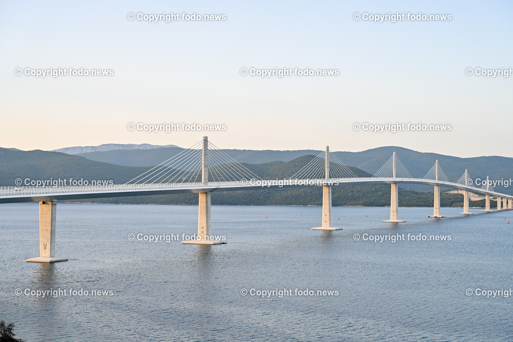 Kroatien_ Dubrovnik_ 10.10.2023-5 | 10.10.2023, Kroatien, HRV, Dubrovnik im Bild Pelješac-Bruecke


Die Pelješac-Bruecke (kroatisch Pelješki most) ist eine zweispurige Straßenbruecke in Extradosed-Bauweise über eine Meereszunge der Adria im Sueden Kroatiens, die am 26. Juli 2022 eroeffnet wurde. Sie ueberbrueckt die Bucht von Mali Ston und verbindet somit die Gespanschaft Dubrovnik-Neretva mit dem Rest Kroatiens unter Umgehung des Neum-Korridors. Quelle: Wikipedia