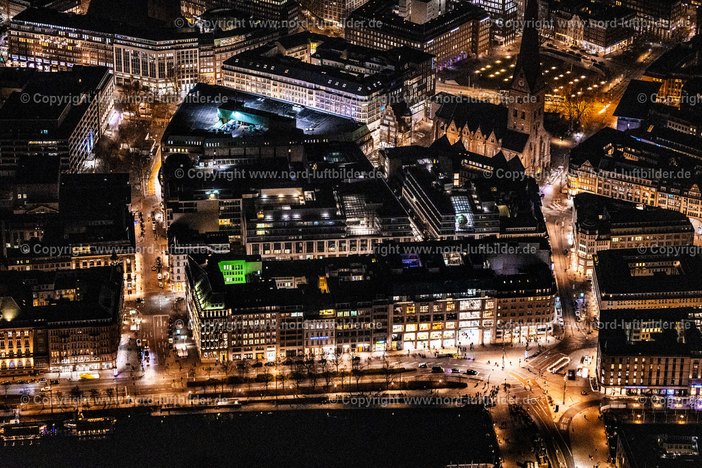 Hamburg_Ballindamm_Nachtaufnahme_ELS_6836060325 | HAMBURG 06.03.2025 Nacht- Lichter und Beleuchtung Gebäude des Einkaufszentrum "Europa Passage" am Ballindamm im Ortsteil Altstadt in Hamburg, Deutschland. Weiterführende Informationen bei: ECE Marketplaces GmbH & Co. KG. // Night lighting building of the shopping center "Europa Passage" on Ballindamm in the district Altstadt in Hamburg, Germany. Further information at: ECE Marketplaces GmbH & Co. KG. Foto: Martin Elsen