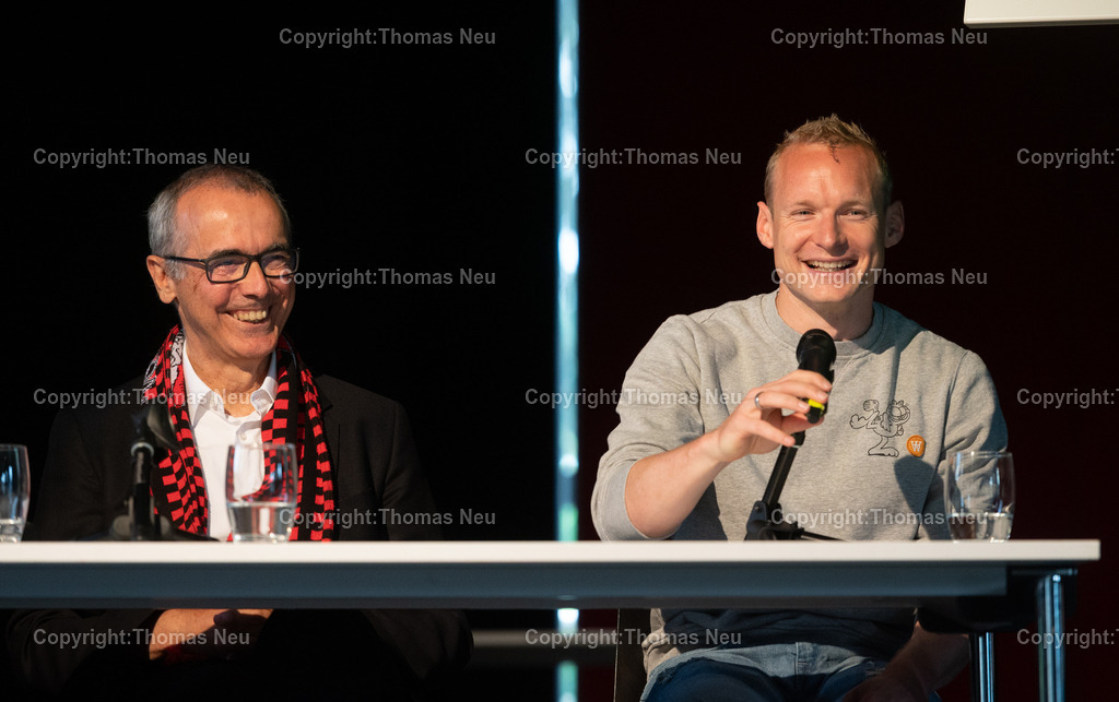DSC_8881 | bbe, Bensheim, Goethegymnasium, Besuch von Sebastian Rode mit Fragerunden und Autogrammstunde,hier mit Schulleiter Jürgen Mescher,  ,, Bild: Thomas Neu