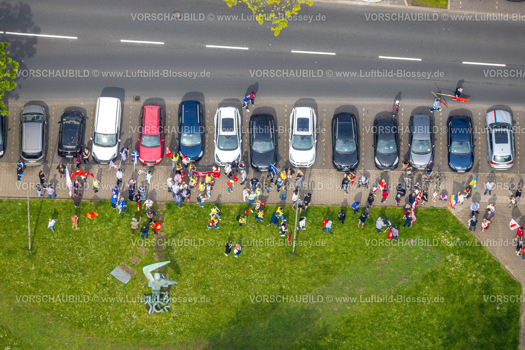 Herne240500401 | Luftbild, Maifeiertag Umzug mit Fahnen, Tag der Arbeit, Bebelstraße, Herne-Mitte, Herne, Ruhrgebiet, Nordrhein-Westfalen, Deutschland