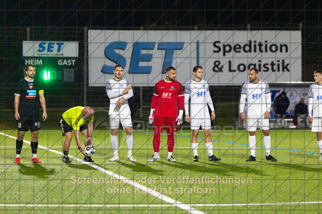 20261008_192717_0023_(c)_by_PhotoPeet | #,TSV Eschenbach (weiß) vs. SV Ebersbach (schwarz), Fußball, Bezirkspokal der Herren, Saison 2026/2027, Kunstrasenplatz, Schlater Straße, 73107 Eschenbach, 08.10.2026 - 19:30 Uhr,Foto: PhotoPeet / Sport- &amp; Eventfotografie / Peter Harich