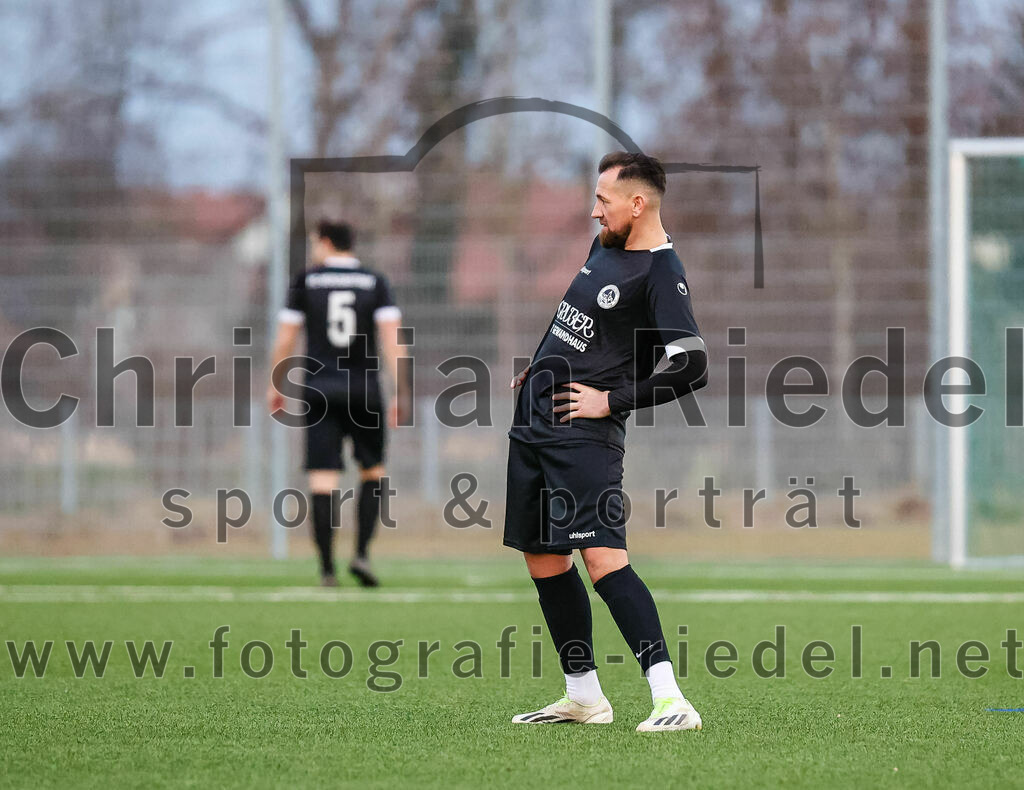 2024-02-17_002_FC_Herzogstadt_gegen_FC_Moosinning_II | Erding, Deutschland, 17.02.2024:
Fußball, Kreisklasse 2023 / 2024, Testspiel, FC Herzogstadt gegen FC Moosinning II, Endergebnis: 2:2

Attila Lanzendorfen (FC Herzogstadt, #17)

Foto: Christian Riedel / fotografie-riedel.net