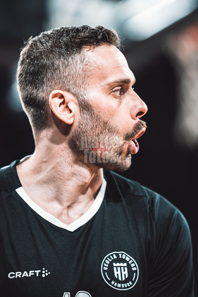 Basketball | Männer | Saison 2022/2023 | Basketball-Bundesliga | Veolia Towers Hamburg vs. HAKRO Merlins Crailsheim | 25.04.2023 | Jonas 'WoBo' Wohlfarth-Bottermann (#18, Hamburg Towers) beim Staunen Portrait