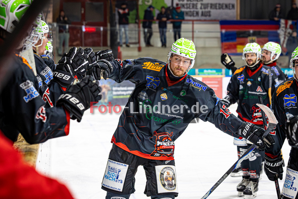 Peißenberg MINERS gegen ESC Kempten SHARKS | Eishockey Bayernliga 2025/26 Vorrunde 12. Spieltag, Peißenberg MINERS gegen ESC Kempten SHARKS, 20251121,Torjubel, Tor Weiland PARRISH (MINERS 13),2025-11-21 in Peißenberg (flatbuy Arena Peißenberg), Weiland PARRISH (MINERS 13)Copyright: WolfgangxLindner www.foto-lindner.de