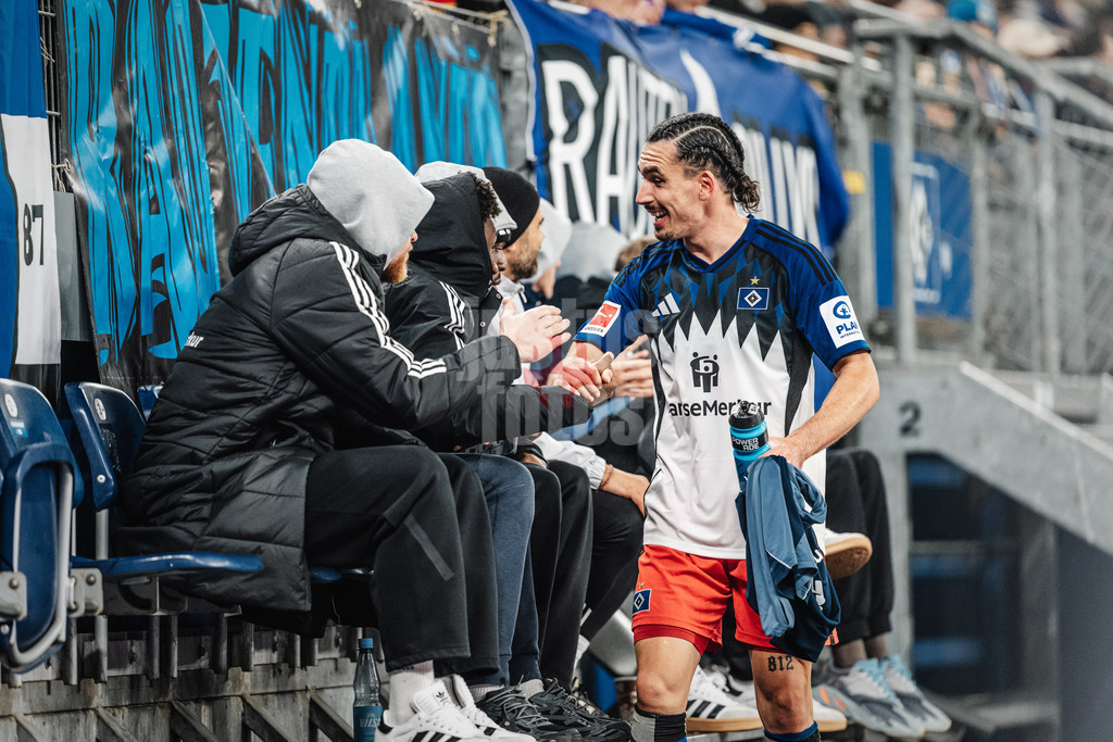 Fußball | Männer | Saison 2025/2026 | 1. Fußball-Bundesliga | 6. Spieltag | Hamburger SV vs. 1. FSV Mainz 05 | 05.10.2025 | Rayan Philippe (#14, HSV) klatscht nach seiner Auswechslung mit HSV Spielern ab