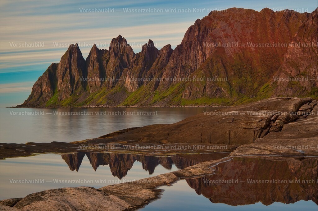 Senja | Gebirgsmassiv auf der Insel Senja in Nord-Norwegen - Realisiert mit Pictrs.com