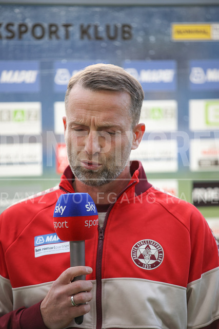 Grazer AK 1902 vs TSV Egger Glas Hartberg – Austrian Bundesliga Match 2025 | Austrian Bundesliga match between Grazer AK 1902 and TSV Egger Glas Hartberg. Dynamic football action, players in motion, emotions, stadium atmosphere and team spirit captured in professional detail. The image shows head coach Ferdinand Feldhofer (GAK).