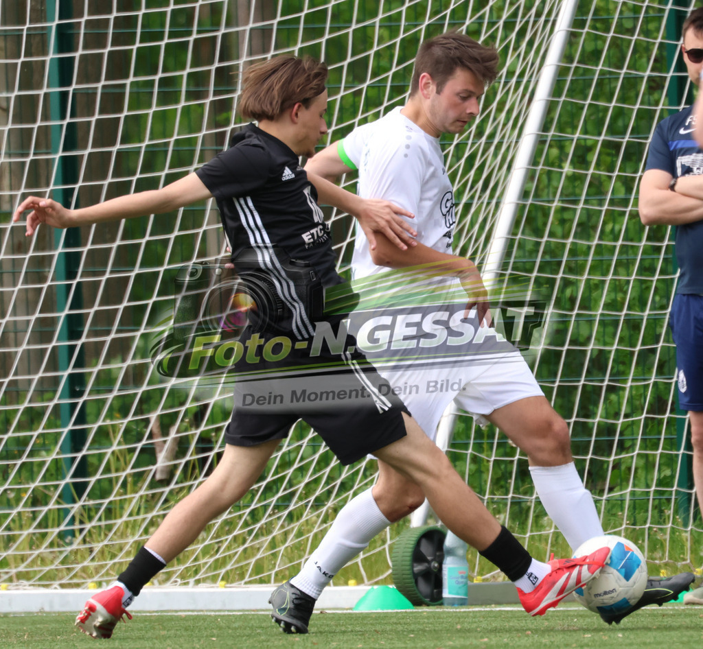 SC Bünde - SV Oetinghausen | Auf dem Bild zu sehen: weiß SC Bünde: Mario Siekmann ; schwarz SV Oetinghausen: Noel Weber SC Bünde, SV Oetinghausen, Saison 25/26, Bezirksliga, Hunnebrock, Deutschland - Realisiert mit Pictrs.com