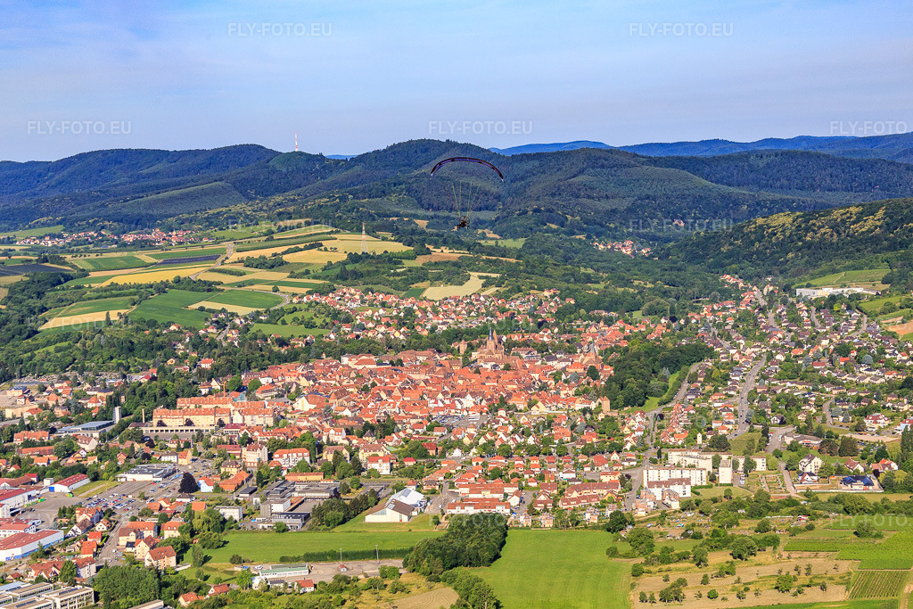 Vue aérienne: Vue de la ville depuis le nord-est à Wissembourg dans le département Bas Rhin, France – .Photo: IMG_083056.jpg prise le 26/06/2015 par Werner Riehm/FLY-FOTO.eu – Résolution de l'original: 5254 x 3503 px