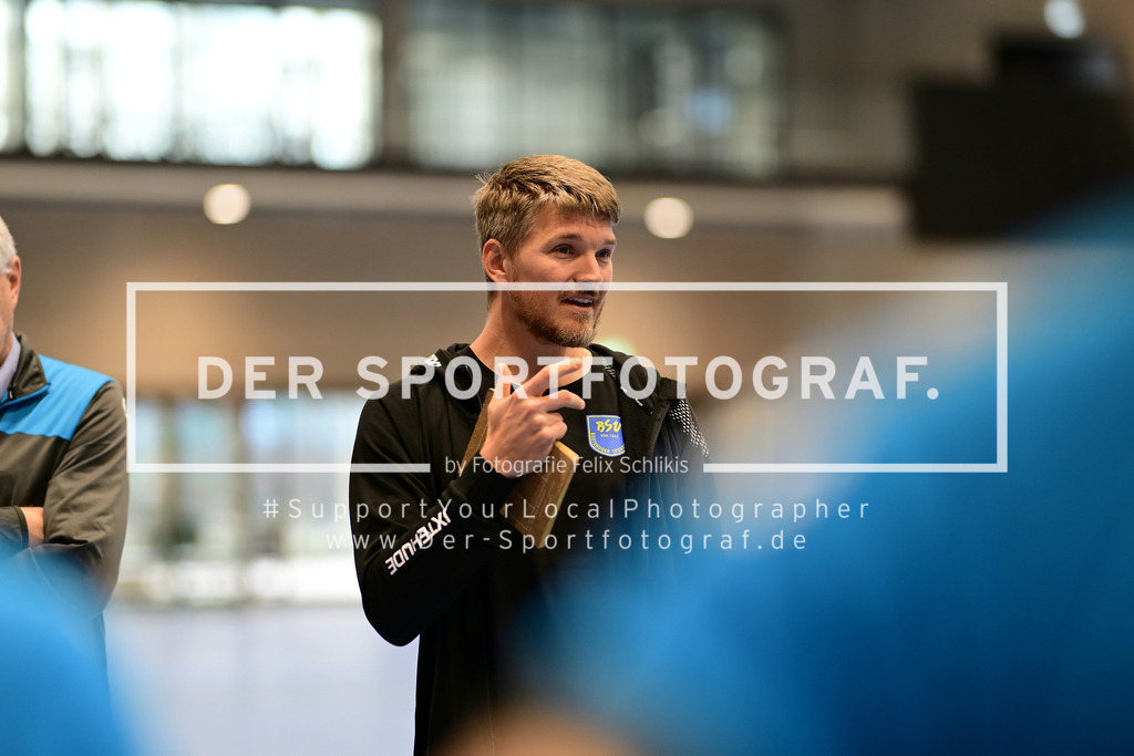Handball I Frauen I Saison 2025-2026 I 1. HBF I Buxtehuder SV I Trainervorstellung I 49414 | Vorstellung des neuen Trainers beim Buxtehuder SV, Team Buxtehude: Cheftrainer Nicolaj Andersson, Nicolaj Bredekjaer Andersson, Name: Andersson, Nicolaj Bredekjaer, Alter: 37, Nationalität: Dänemark, DäneHier zu sehen: Nicolaj Bredekjaer Andersson (Buxtehuder Sportverein) - Realized with Pictrs.com