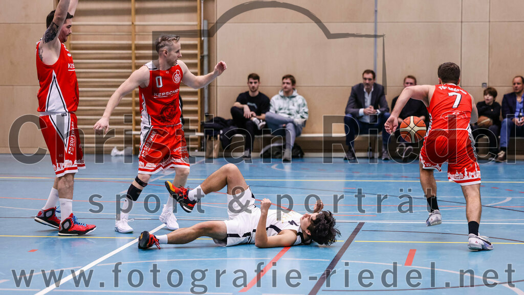 2022-12-03_086_TSV_Vaterstetten_gegen_TG_Landshut | Vaterstetten, Deutschland, 03.12.2022:
Basketball, Bayernliga Herren Südost 2022 / 2023, 7. Spieltag, TSV Vaterstetten gegen TG Landshut, Endergebnis: 71:78

Paul Ruja&nbsp;(TG Landshut, #5), Christoph Hüttenkofer (TG Landshut, #0), Benicio Trinidad Paz (TSV Vaterstetten, #4), Stefan Englberger&nbsp;(TG Landshut, #7)

Foto: Christian Riedel / fotografie-riedel.net