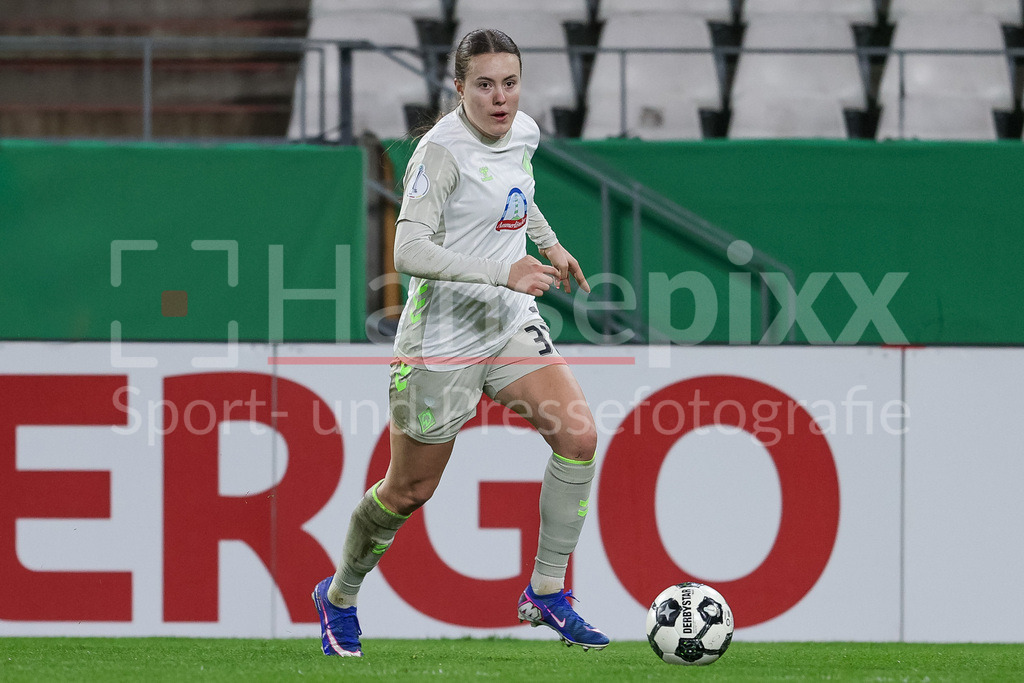 Fussball, DFB-Pokal Frauen, SGS Essen - SV Werder Bremen | Mara Alber (SV Werder Bremen, 37) am Ball, Freisteller, Einzelbild, Ganzkörper, Aktion, Action, Spielszene, DIE DFB-RICHTLINIEN UNTERSAGEN JEGLICHE NUTZUNG VON FOTOS ALS SEQUENZBILDER UND/ODER VIDEOÄHNLICHE FOTOSTRECKEN. DFB REGULATIONS PROHIBIT ANY USE OF PHOTOGRAPHS AS IMAGE SEQUENCES AND/OR QUASI-VIDEO.