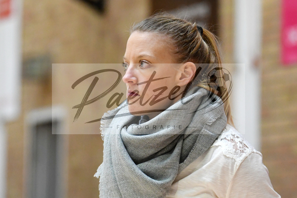 20200209_PAOEBS_0022 | Basketball, Frauen: Trainerin / Headcoach Constanze Wegner (Panthers Academy Osnabrueck) schaut waehrend des Spiels der 2. DBBL zwischen Panthers Academy Osnabrueck und Eintracht Braunschweig im datos – home of the panthers am 09.02.2020 in Osnabrueck, Deutschland. - Realisiert mit Pictrs.com